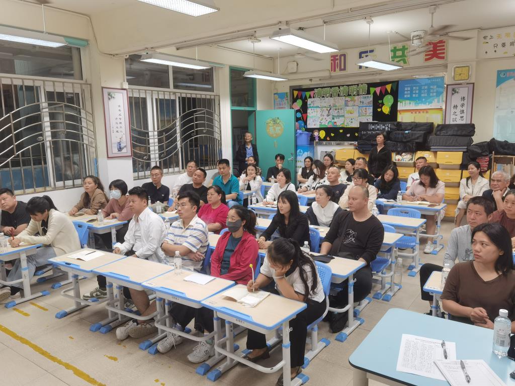 家长踊跃参与，兴趣浓厚