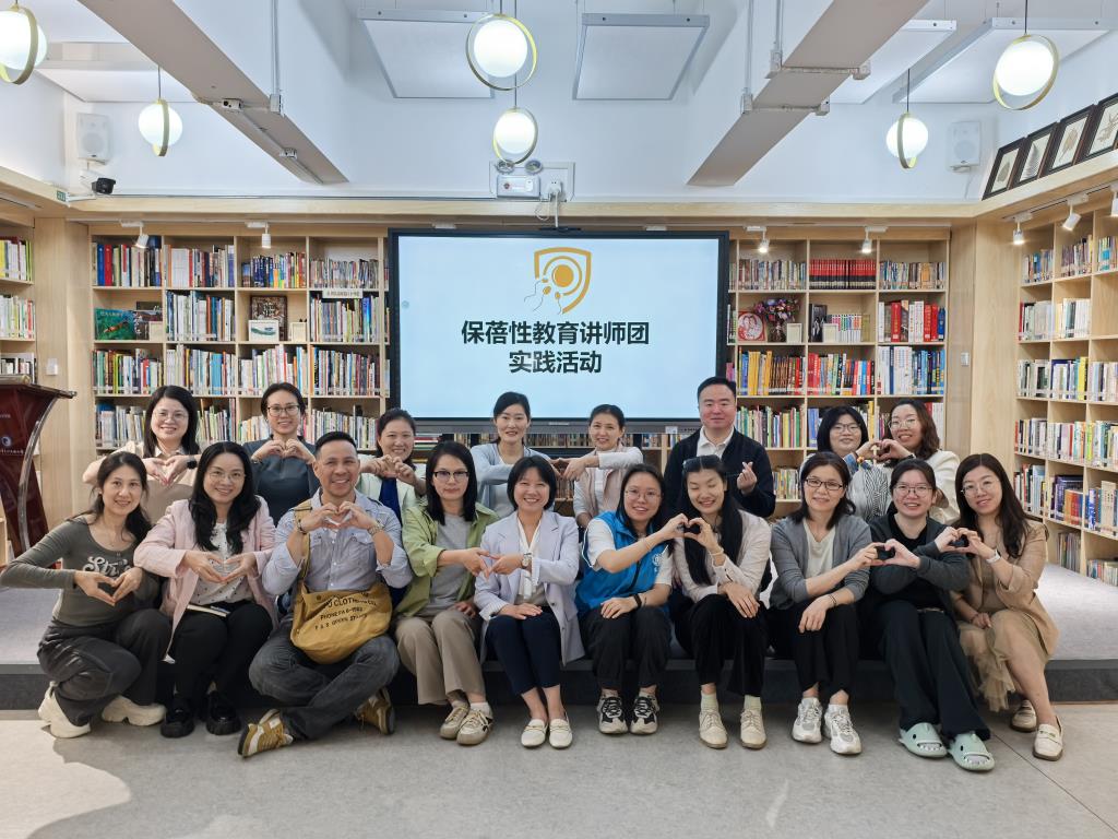 进班讲师与社工合影留念