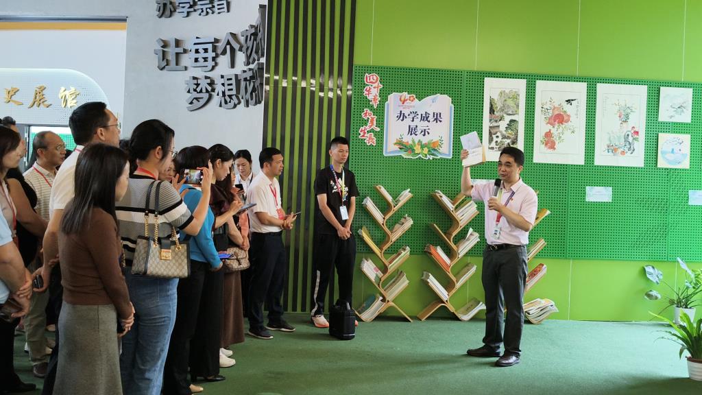 专家们参观校园