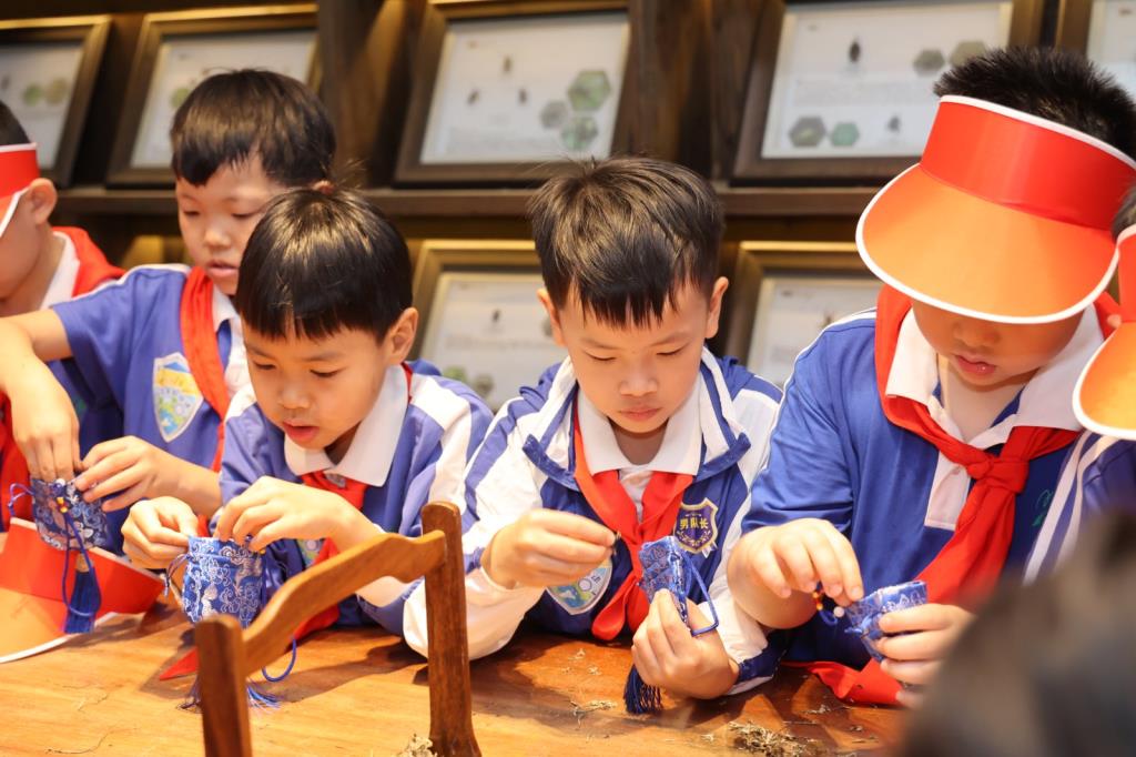 学生制作香囊