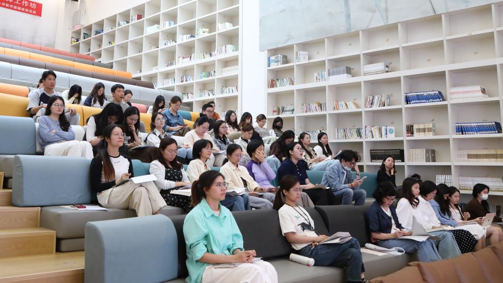 布心中学开展教育叙事专题研讨会