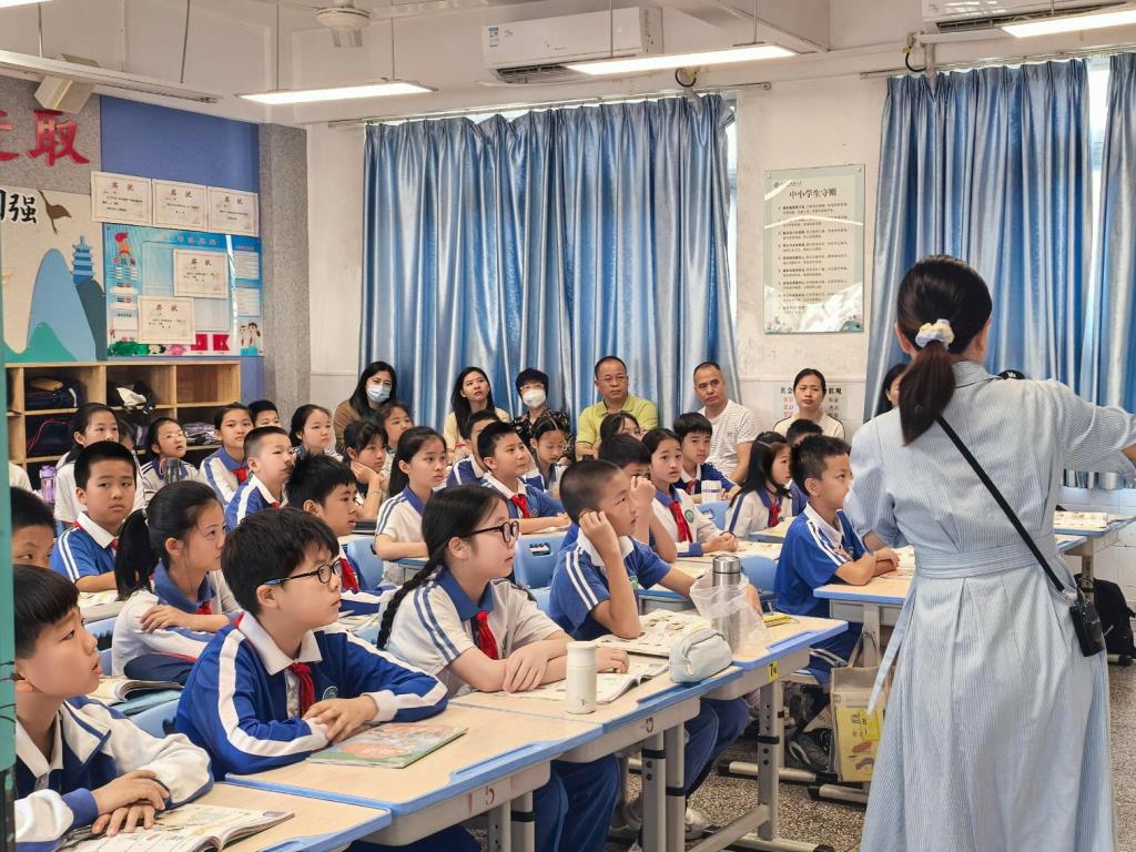 深圳市洪湖小学举行2025年春季家长开放日活动