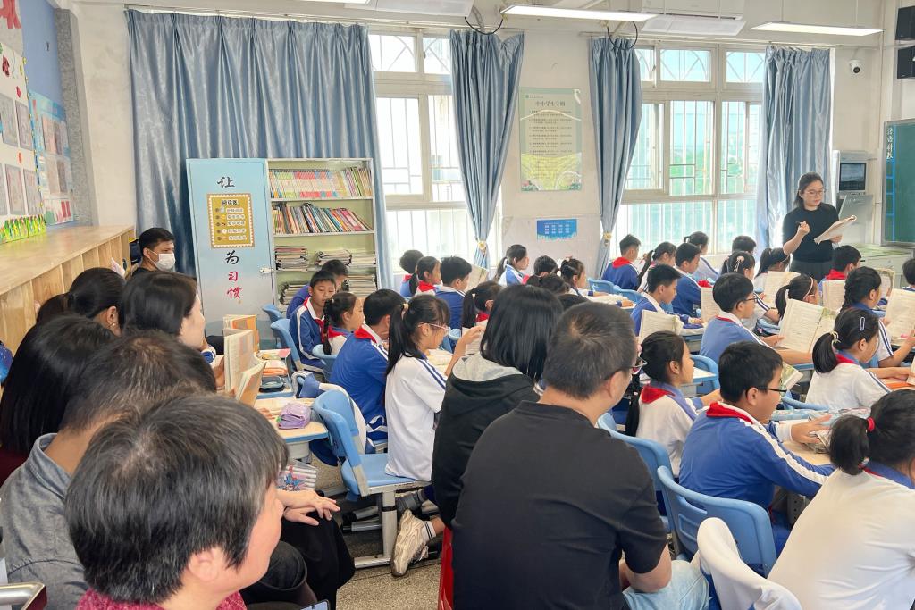 深圳市洪湖小学举行2025年春季家长开放日活动