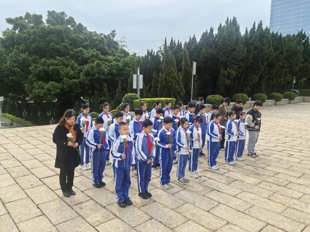 师生默哀