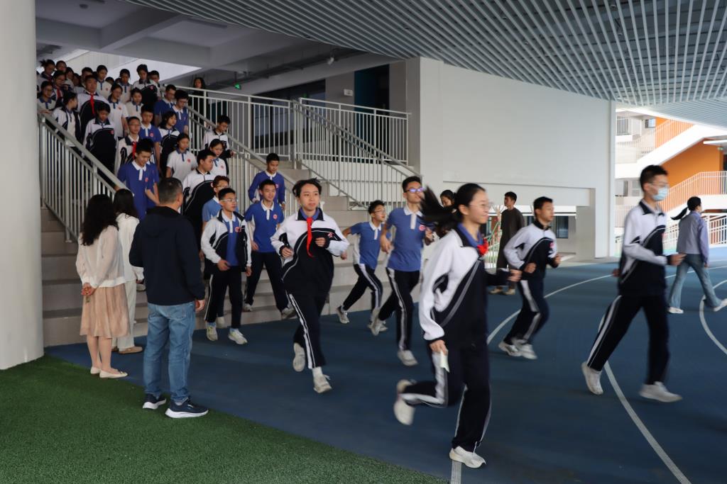 深圳市红桂中学开展地震应急疏散演练