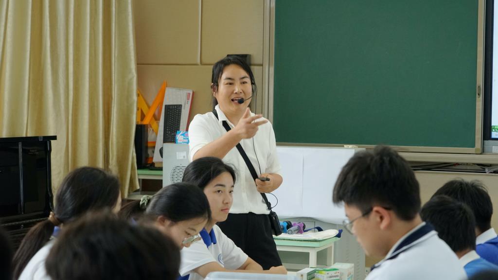 图2 耿芳老师授课