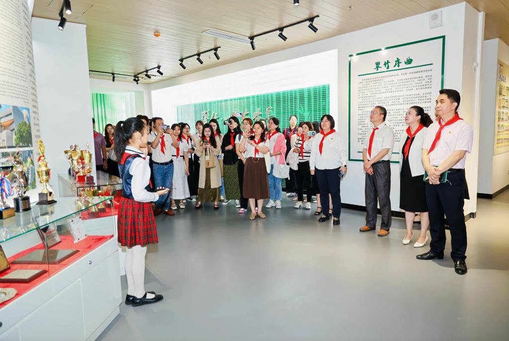 参观校史室