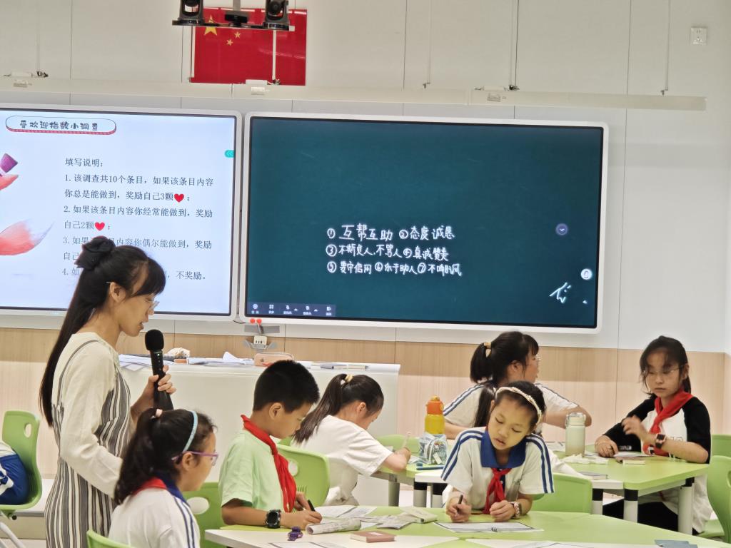 同学们在积极思考