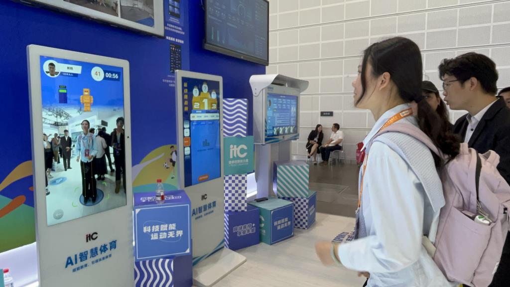 深圳市南湖小学教师赴天津装备会研习智能教育