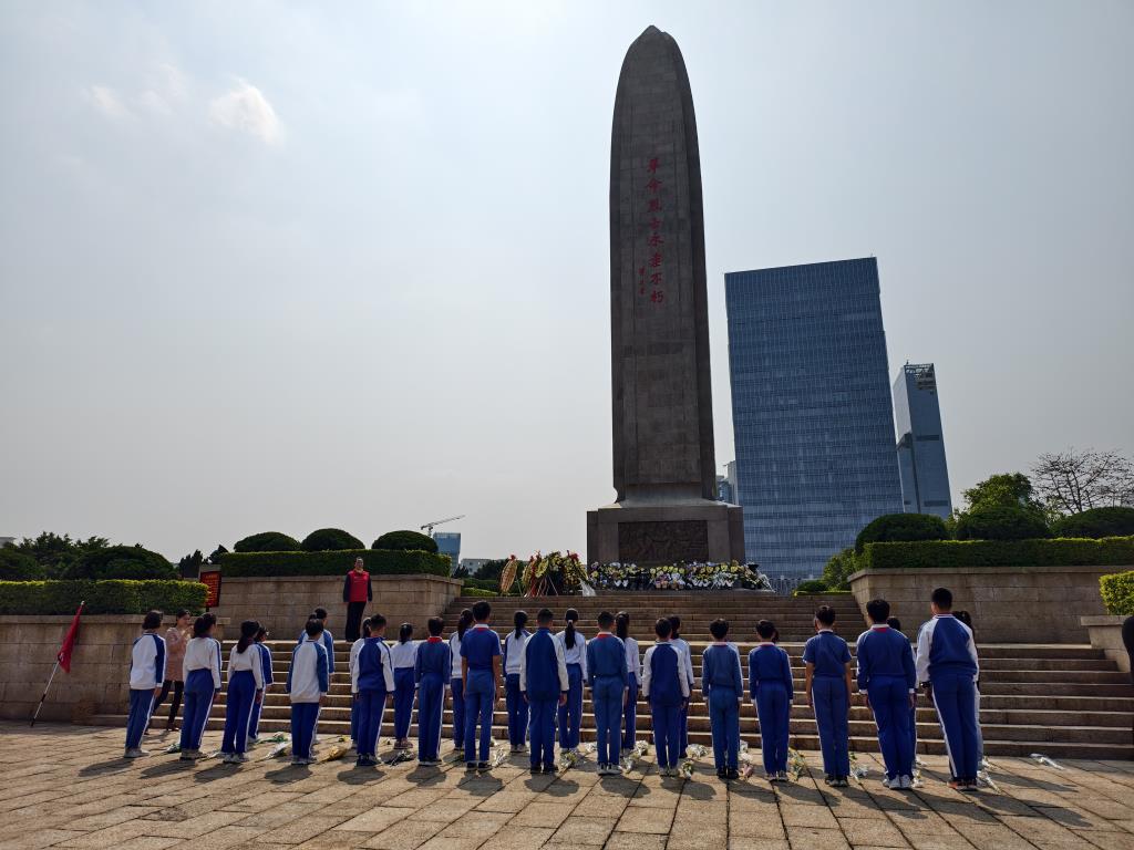 缅怀英烈 祭扫陵园