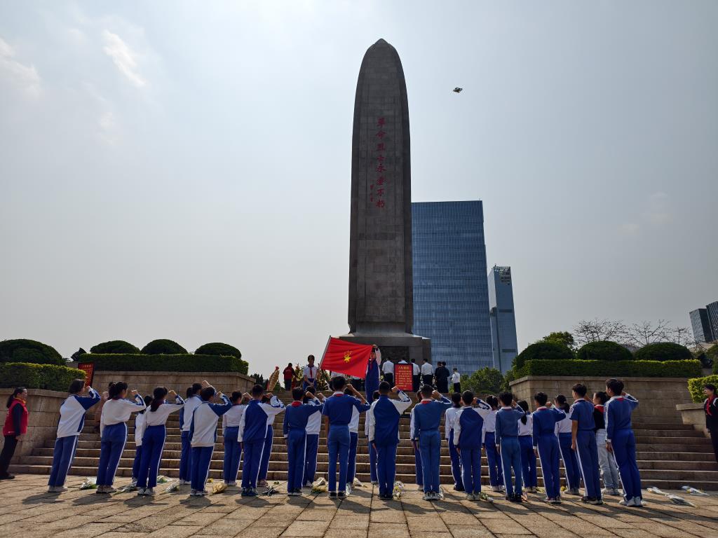 缅怀英烈 祭扫陵园