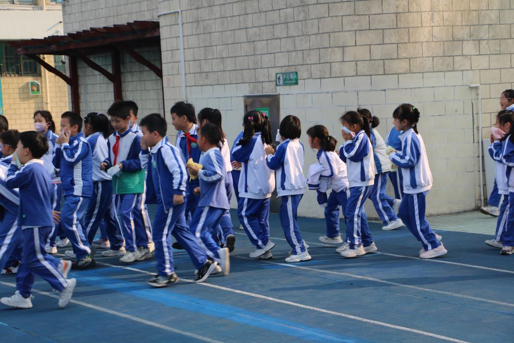 洪湖小学开展消防抗震应急疏散演练