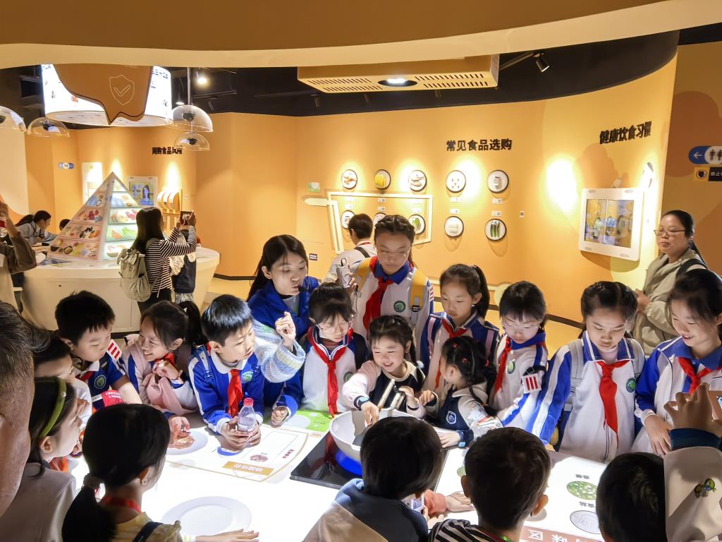 深港学子共赴科普研学之旅 探索食安奥秘体验航空魅力