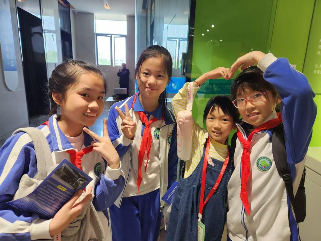 深港学子共赴科普研学之旅 探索食安奥秘体验航空魅力