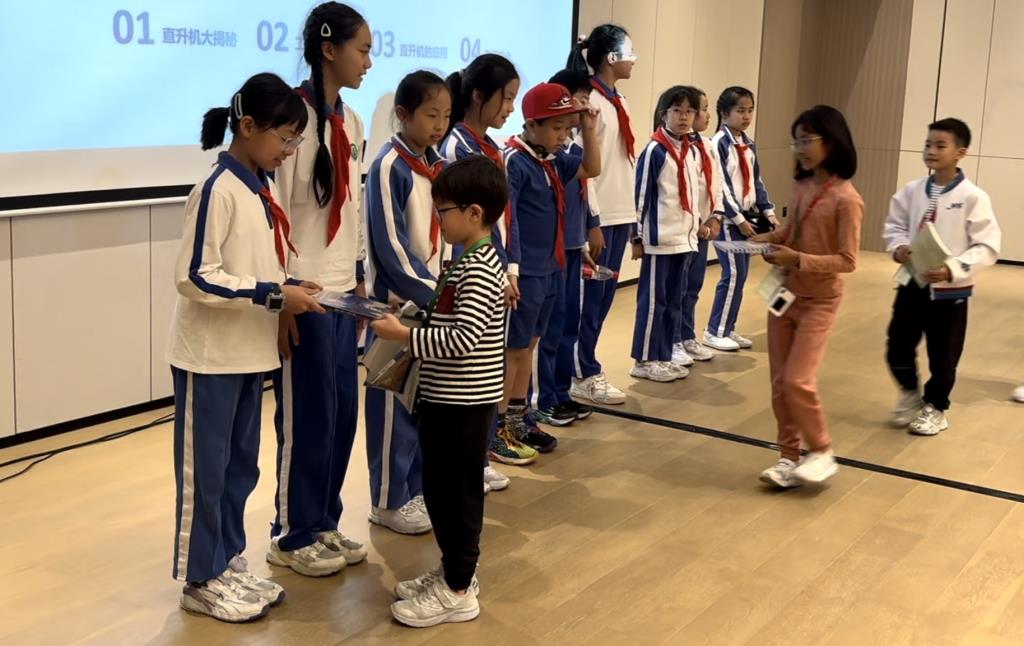 深港学子共赴科普研学之旅 探索食安奥秘体验航空魅力