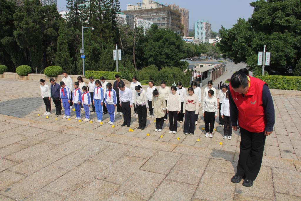 赓续英烈精神&160;传承红色薪火 ——深圳市南湖小学开展清明祭扫实