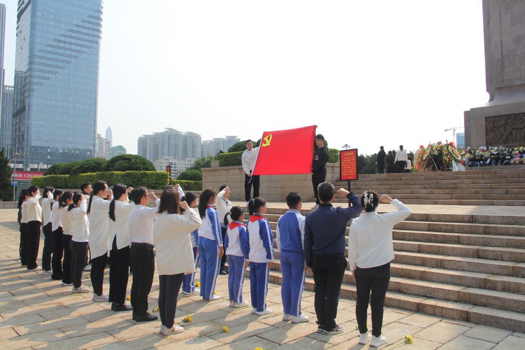 赓续英烈精神&160;传承红色薪火 ——深圳市南湖小学开展清明祭扫实