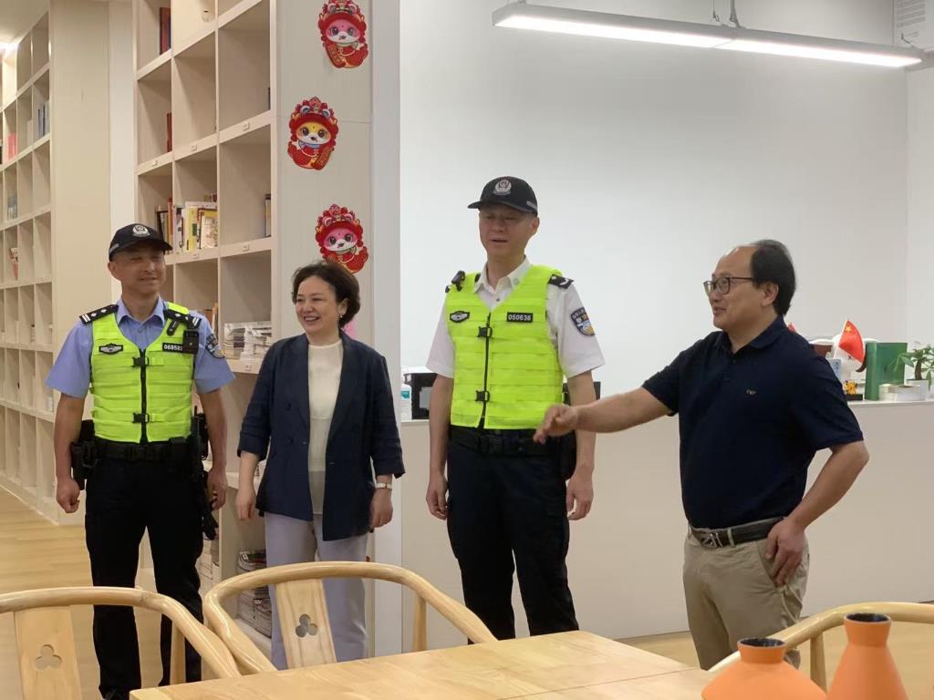 市公安局罗湖分局局长莅临布心中学调研指导校园安全工作