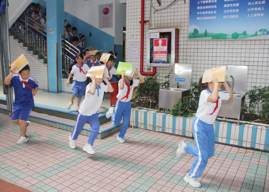 同心共筑，生命防线 ——深圳市南湖小学开展防震应急疏散演练