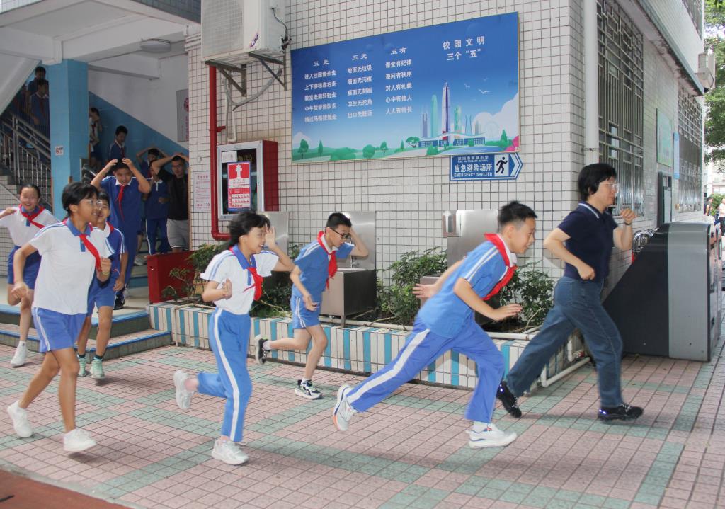 同心共筑，生命防线 ——深圳市南湖小学开展防震应急疏散演练
