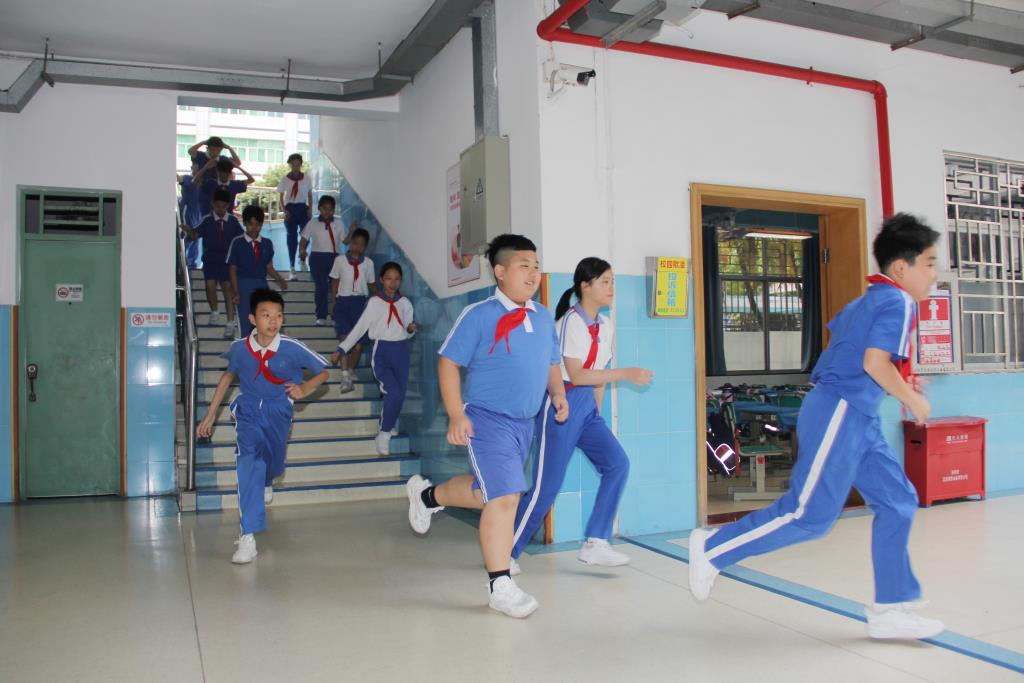 同心共筑，生命防线 ——深圳市南湖小学开展防震应急疏散演练