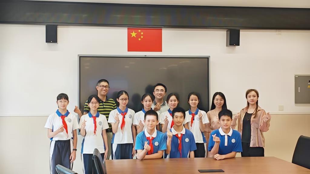 周思晨、周思雅在全国花游青少年锦标赛勇夺双料冠军