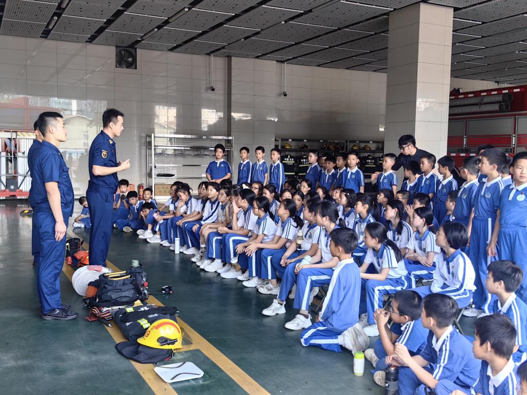 深圳市罗湖未来学校师生走进清水河特勤消防救助站