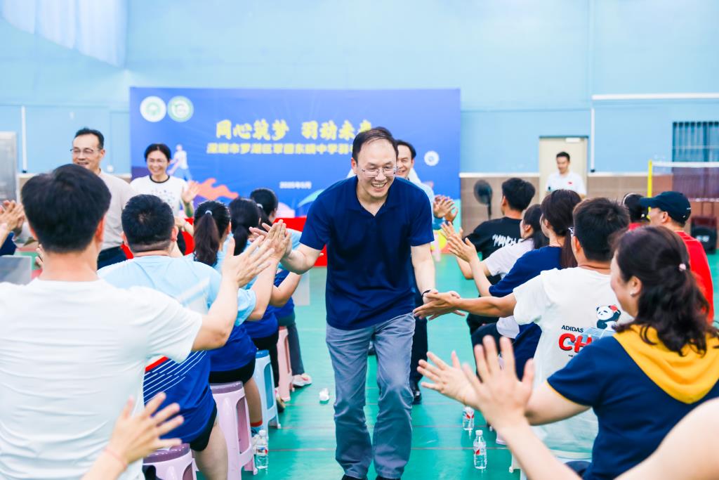 领导与运动员击掌加油