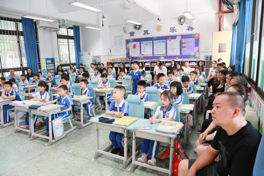 深圳市莲南教育集团安芳小学举行家长开放日活动