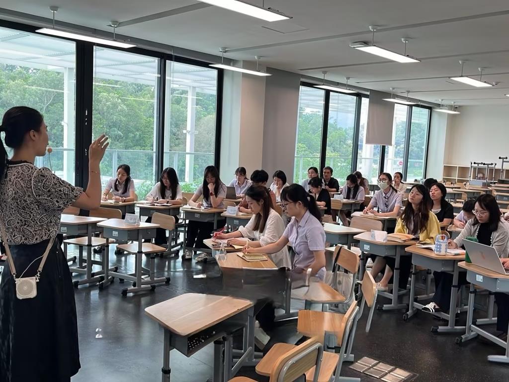 从管理到育人：班主任专业进阶与班级生态构建