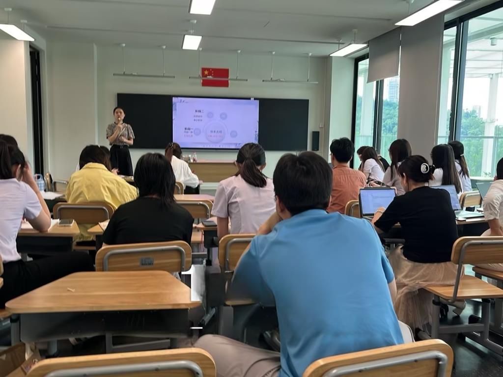 从管理到育人：班主任专业进阶与班级生态构建