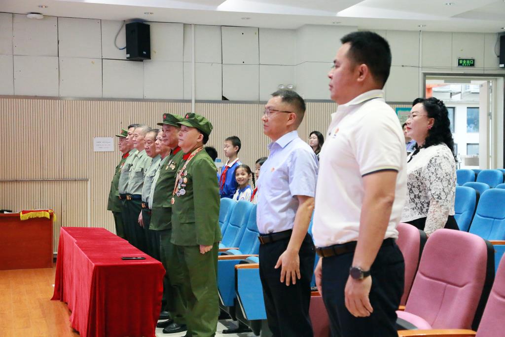 退伍老兵廖其定走进深圳市莲南教育集团安芳小学讲课