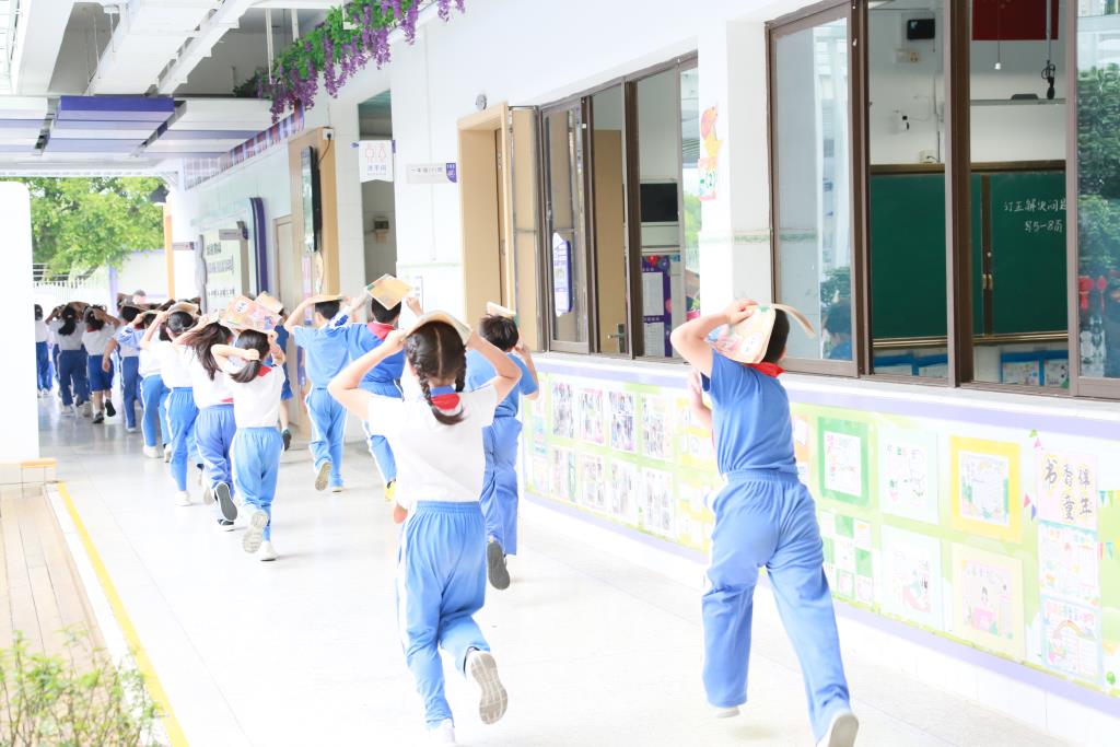 深圳市莲南教育集团安芳小学举行防震应急疏散演练