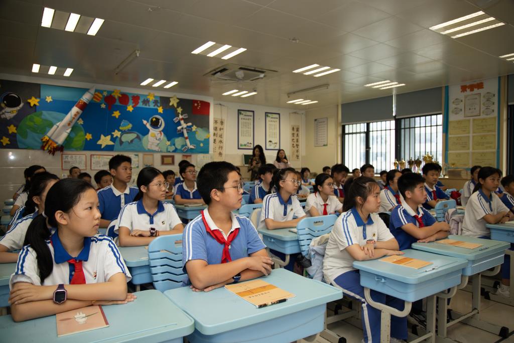 “心向阳光，快乐成长”心理主题班会