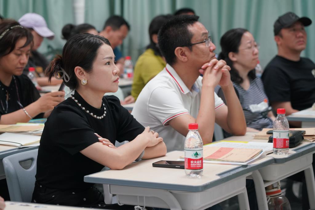 家长认真聆听各科老师的建议
