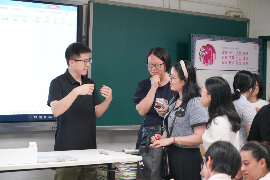 家长们和班主任熊军老师会后互动