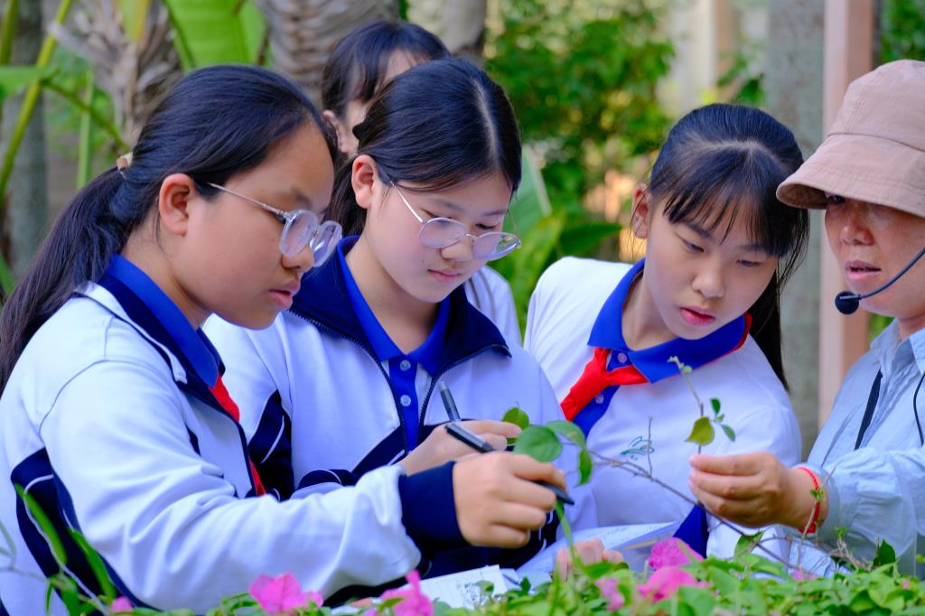 学生一遍聆听老师的讲解，一边记录笔记