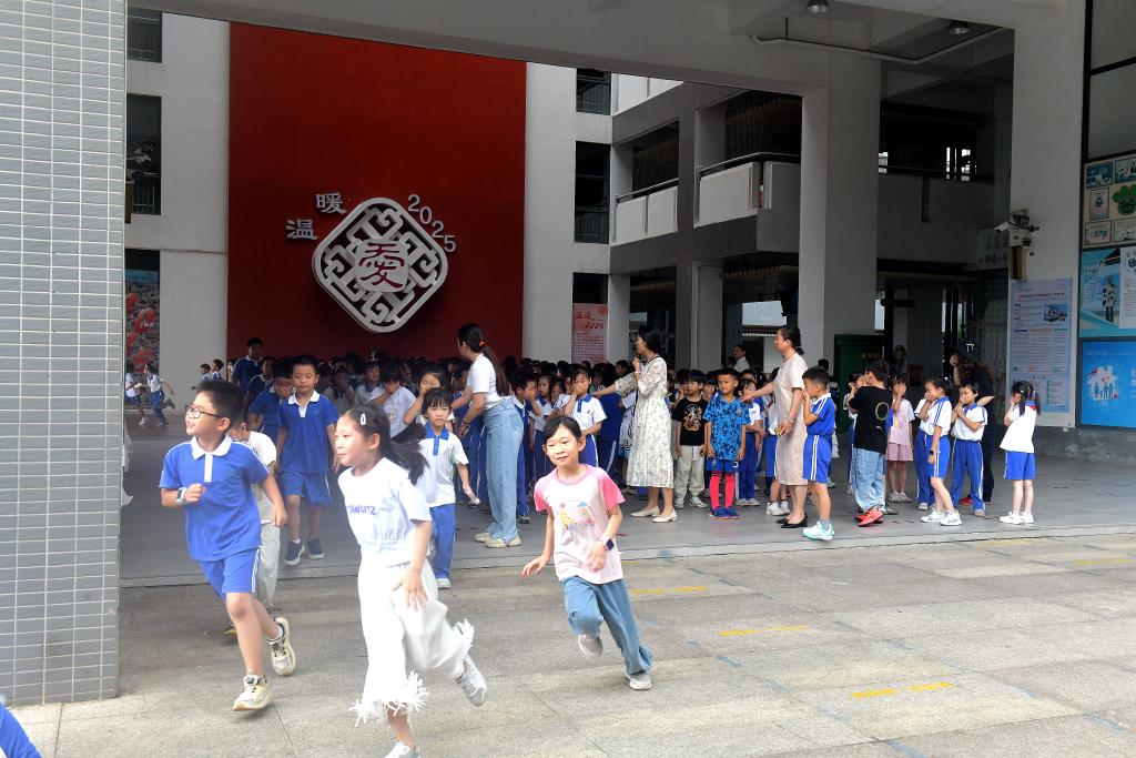 翠北实验小学开展防震应急疏散演练