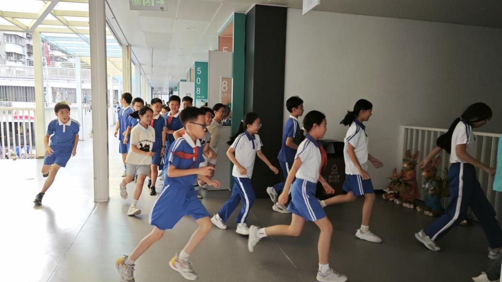 翠北实验小学开展防震应急疏散演练