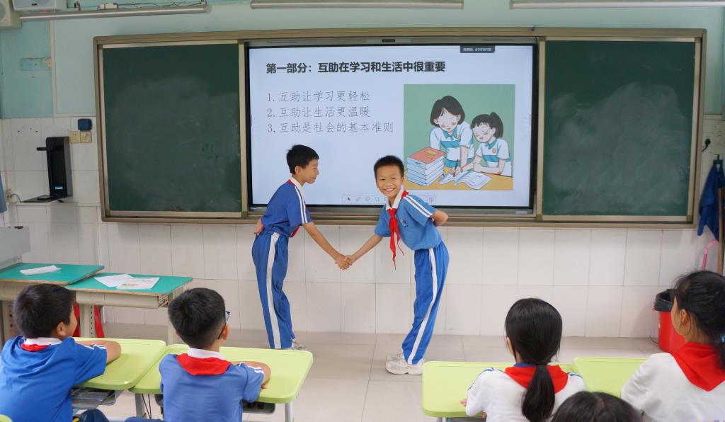 深圳市南湖小学开展“互助的力量”心理主题班会