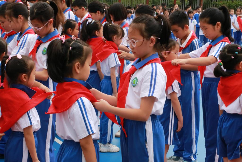 深圳市洪湖小学举行2025年新少先队员入队仪式