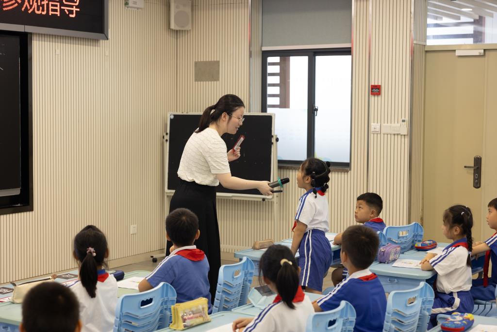 卢艺老师为学员们上《蜘蛛开店》