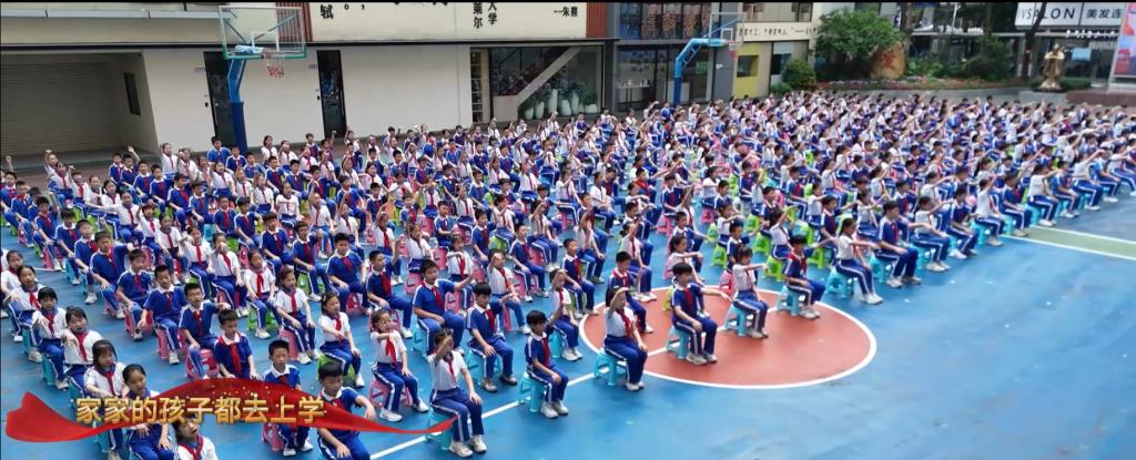 罗湖小学400名学生演奏节奏感强，动作整齐