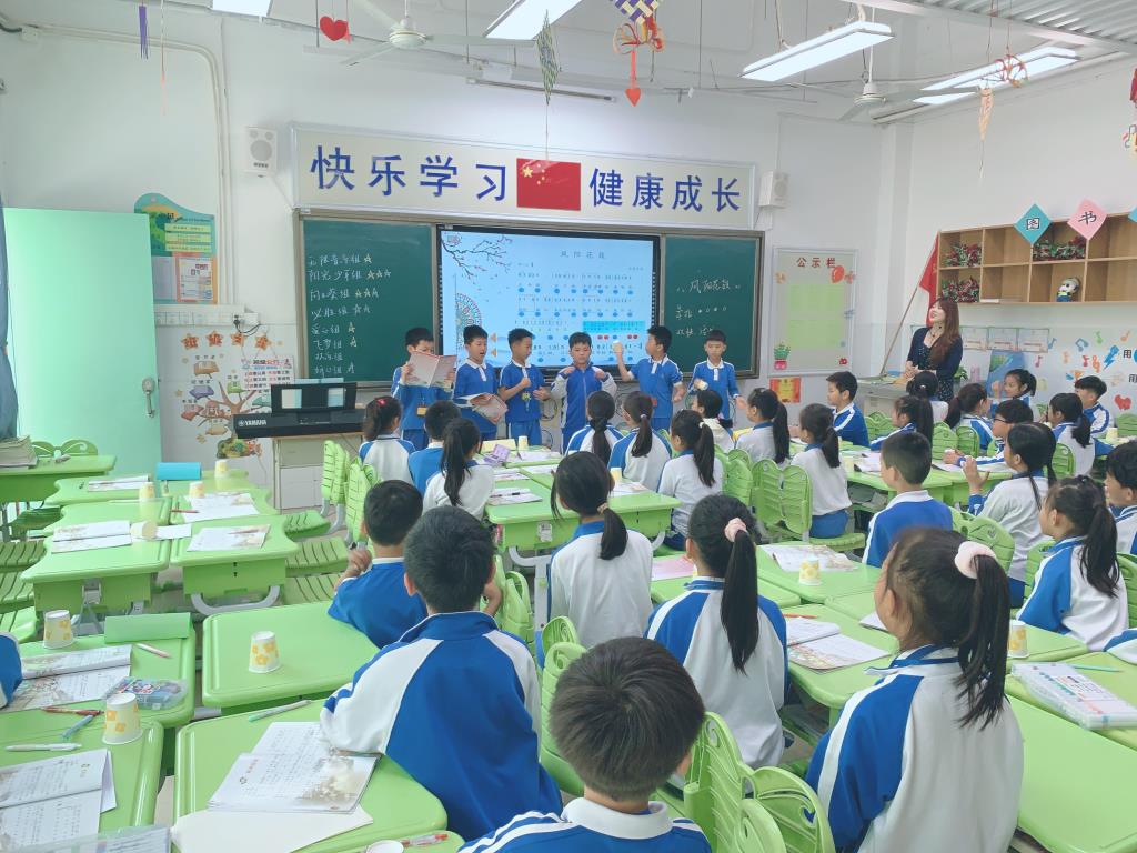 2.邓楚老师在上音乐课