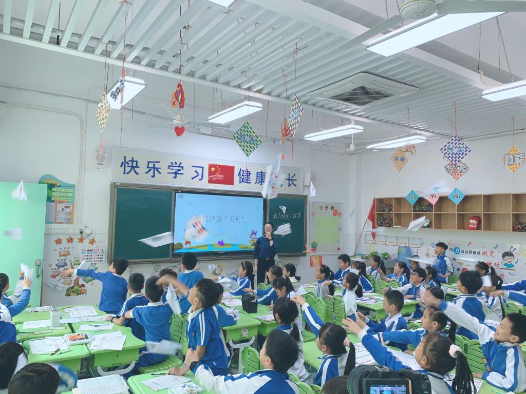 3.赵冬梅老师在上心理课