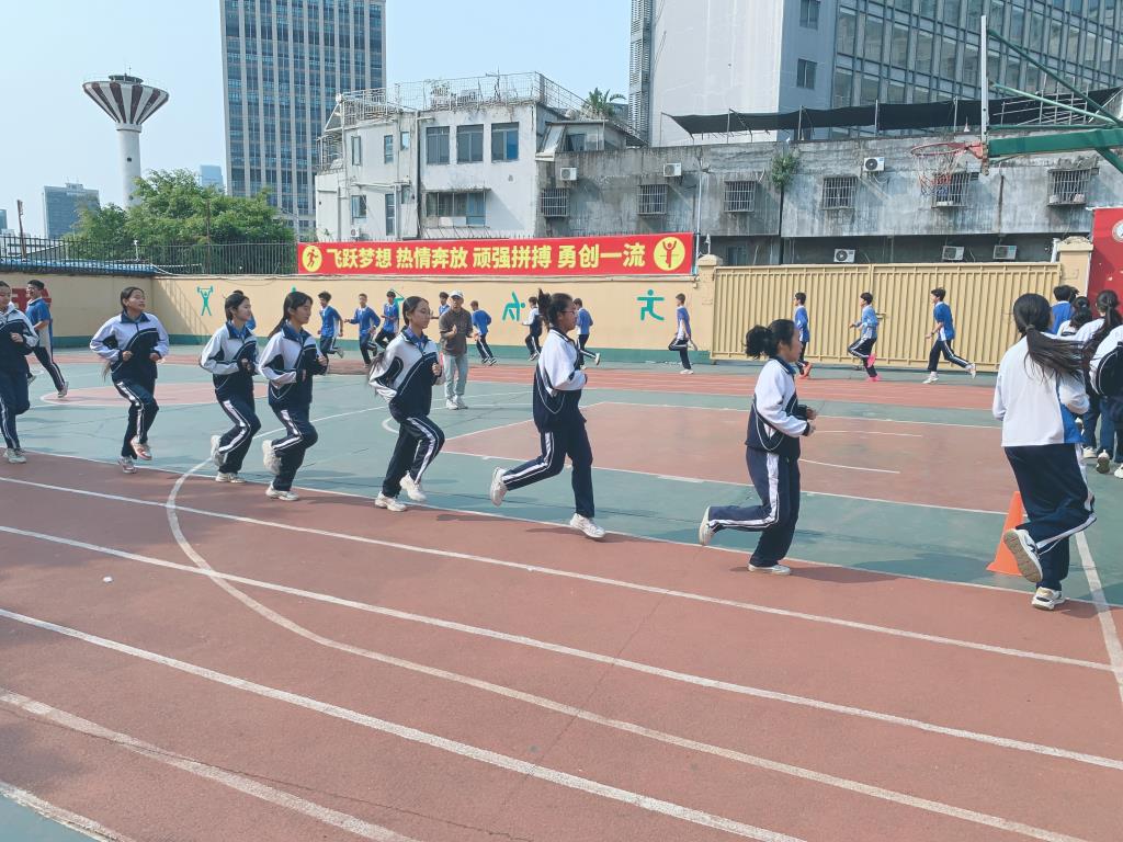 5.王恒勤在上体育课