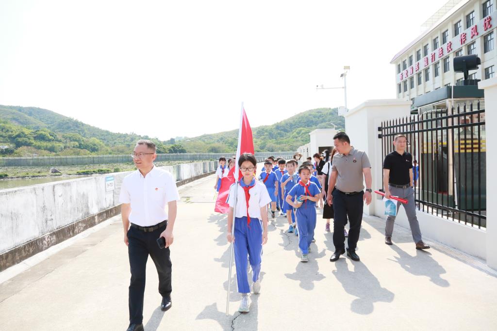 深圳市安芳小学党支部开展“行走的廉政课”暨庆祝五四青年节活动