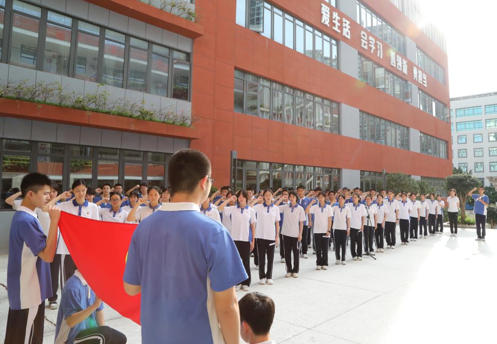 布心中学举行2025年度离队入团仪式