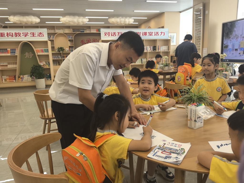 美术老师指导幼儿绘制认知地图