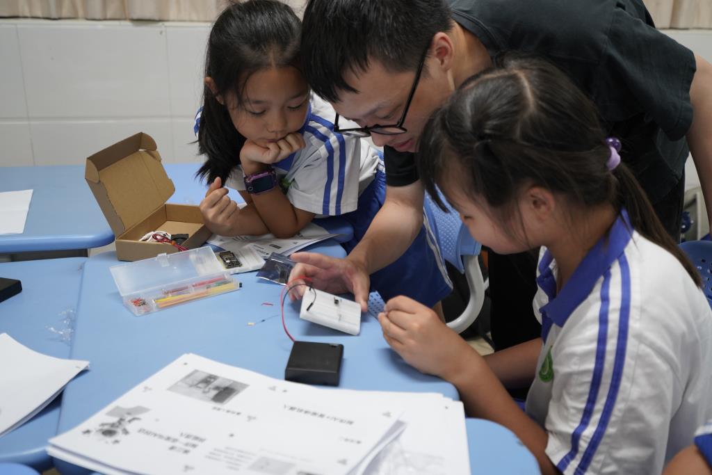 深圳市向西小学“AI智能体”实验课程初绽光芒